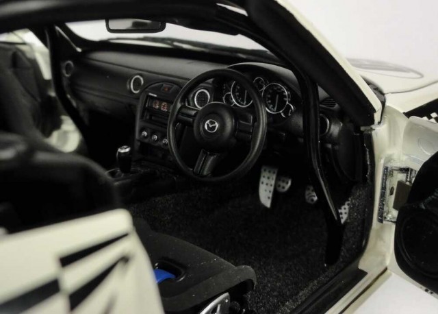 Mazda_MX-5_Roadster_NR-A_Mazdaspeed_perlweiss_Nr_05_RHD__AUTOart_80644_21847_08.JPG