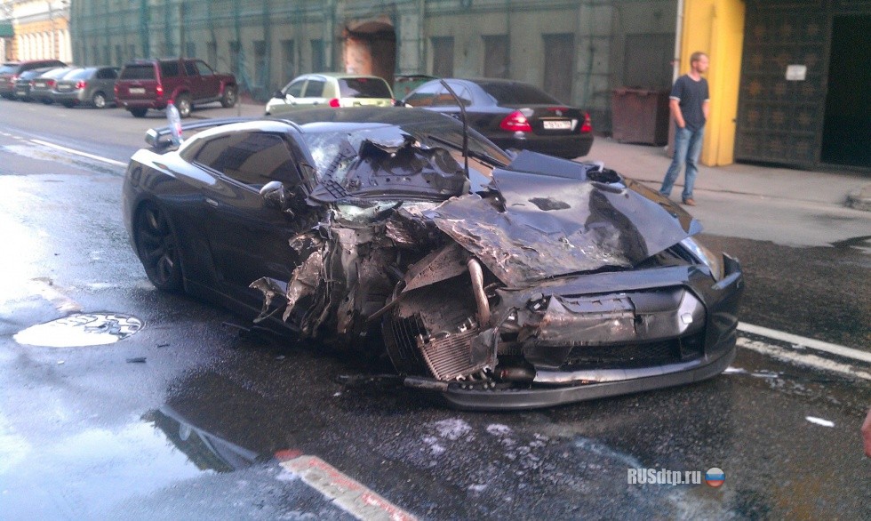 video-nissan-gtr-crashes-into-parked-cars.jpg