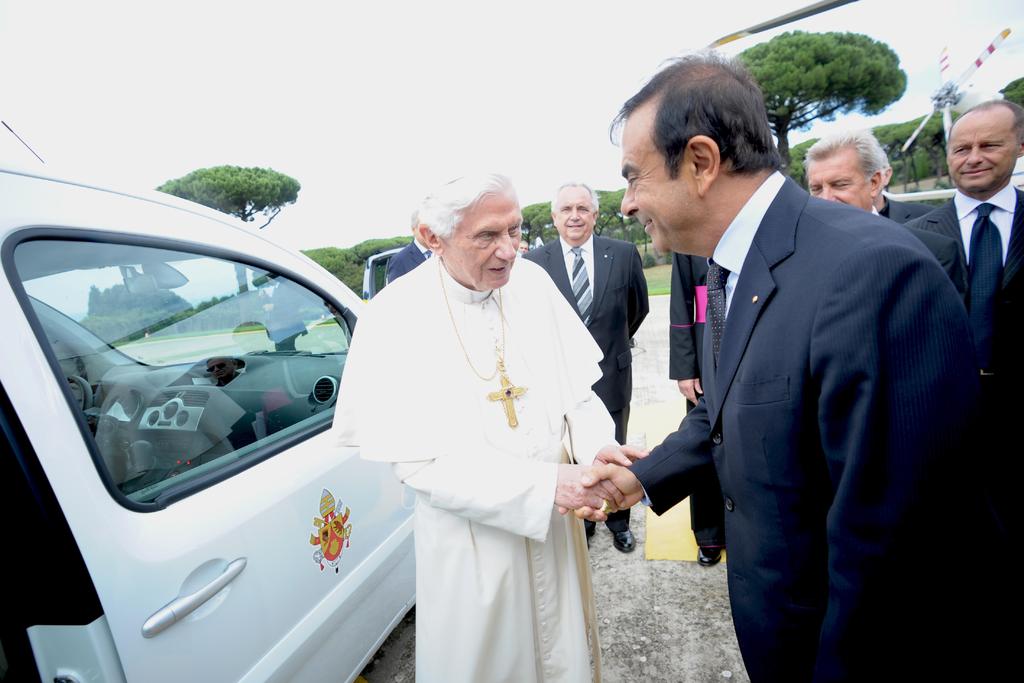 Pope-benedict-XVI-electric-popemobile_02.jpg